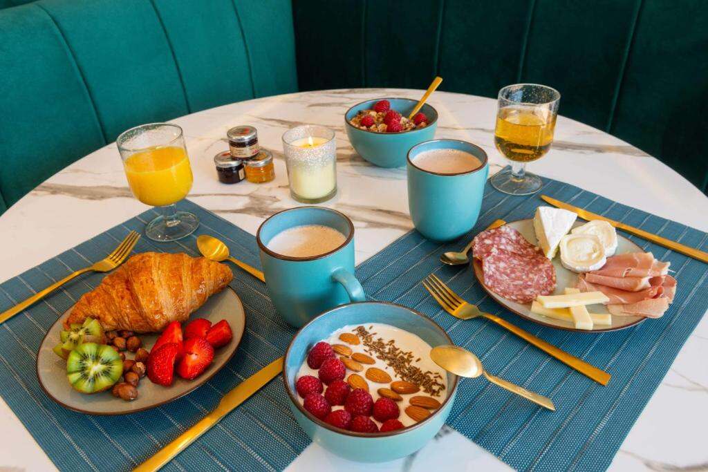 Petit-déjeuner continental servi à l'hôtel